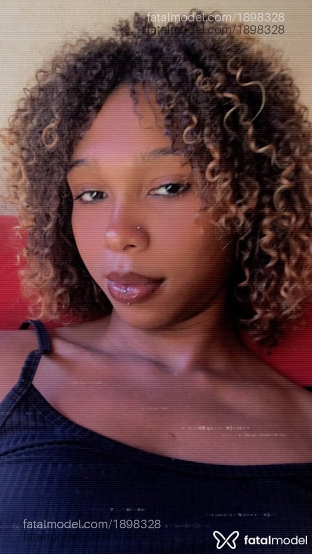 Acompanhante mulher trans com cabelo castanho de olhos castanhos - Leonna