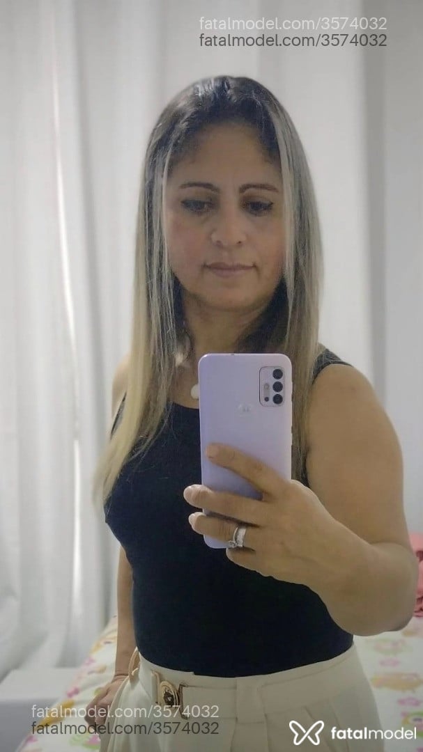 Acompanhante mulher loira (o) de olhos pretos - Marlene