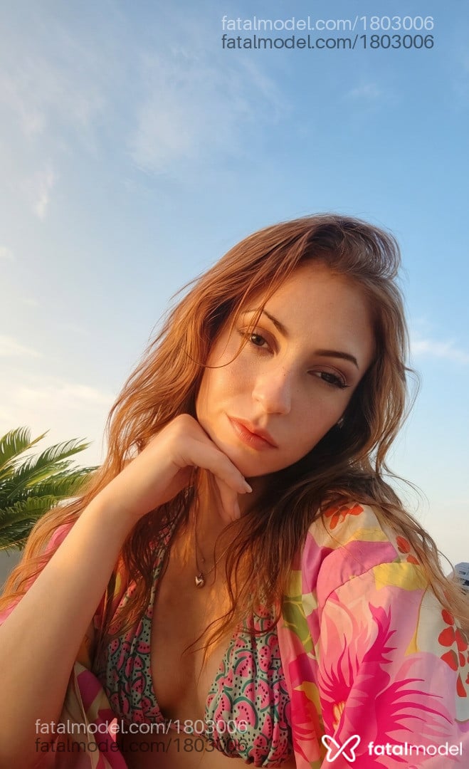 Acompanhante mulher ruiva (o) de olhos pretos - Beatriz Torugo
