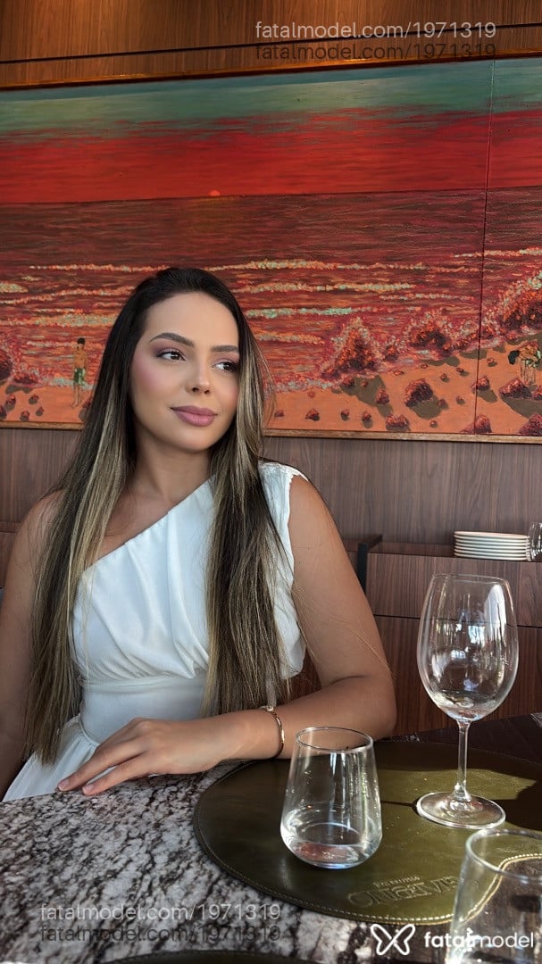 Acompanhante mulher loira (o) de olhos castanhos - Larissa