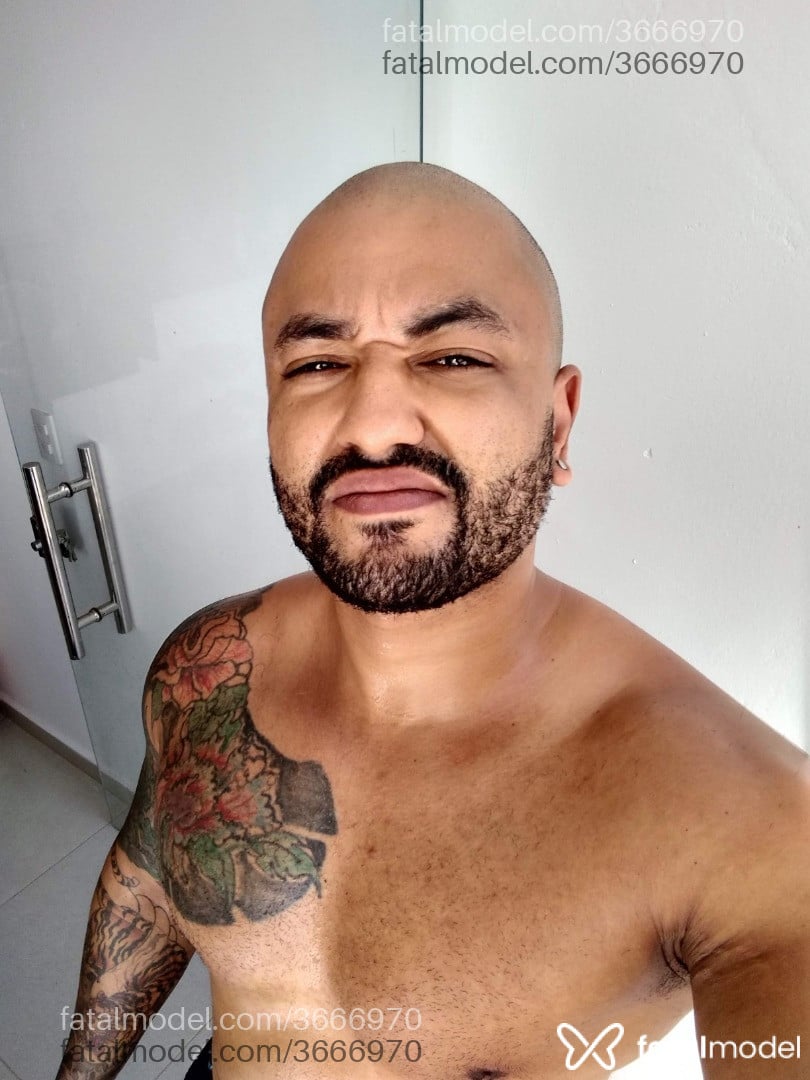 Acompanhante homem sem cabelo de olhos castanhos - Almeida