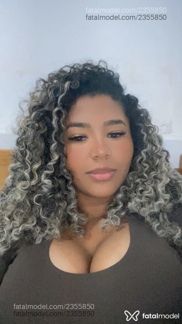 Acompanhante mulher morena (o) de olhos pretos - Jenny