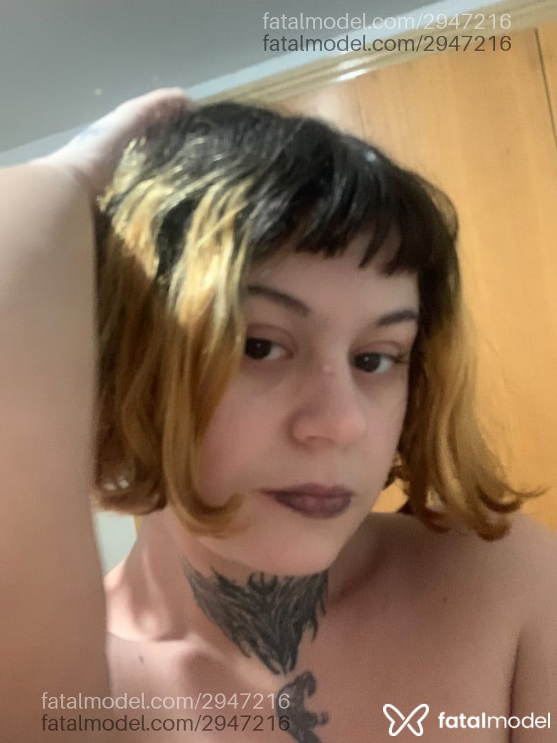 Acompanhante mulher ruiva (o) de olhos pretos - Lore Cherry