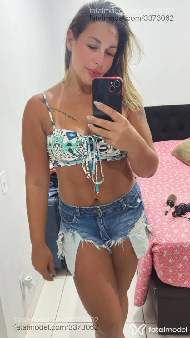 Acompanhante mulher loira (o) de olhos castanhos - Thalita
