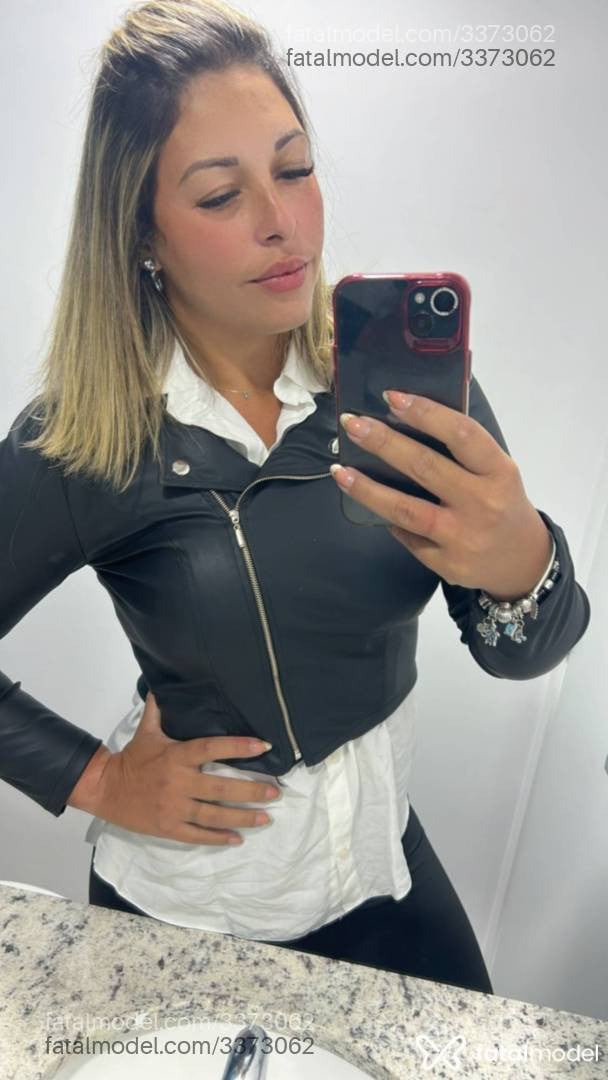 Acompanhante mulher loira (o) de olhos castanhos - Thalita