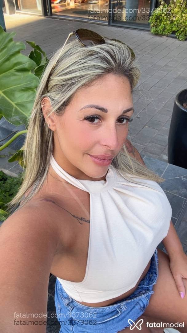 Acompanhante mulher loira (o) de olhos castanhos - Thalita