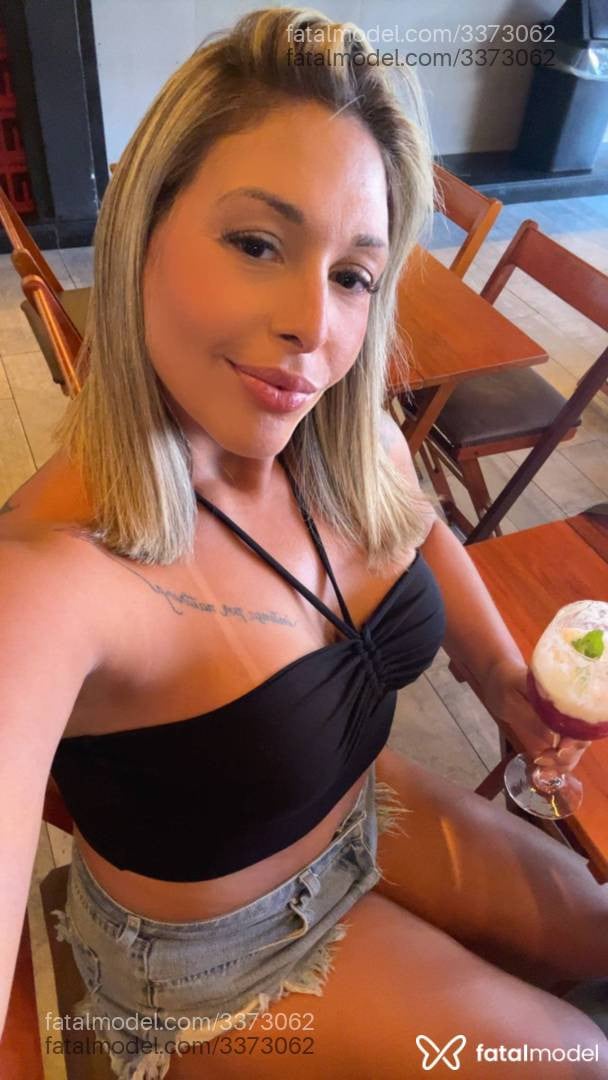 Acompanhante mulher loira (o) de olhos castanhos - Thalita