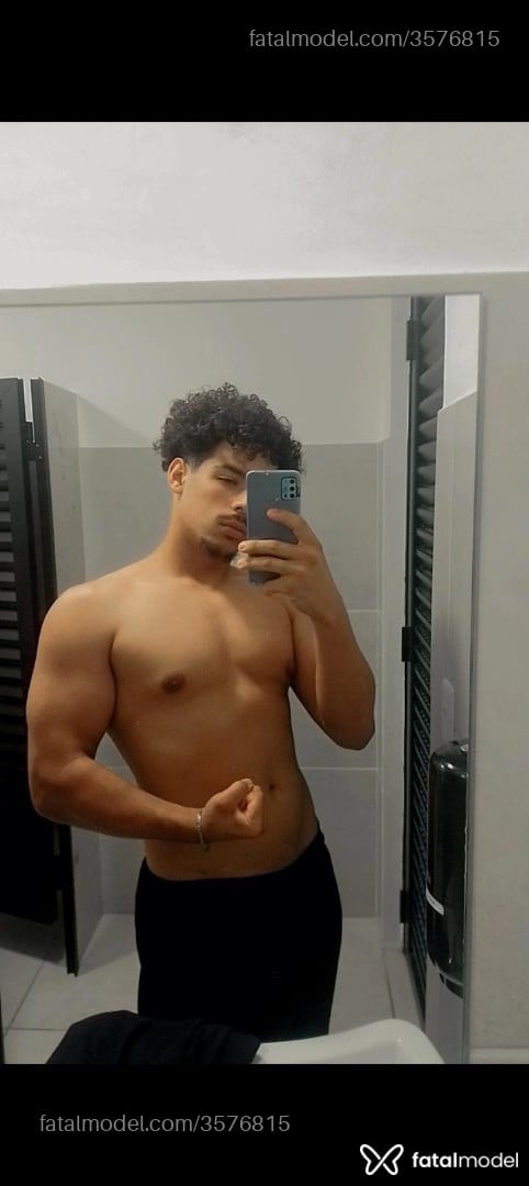 Acompanhante homem com cabelo castanho de olhos mel - Eduardo