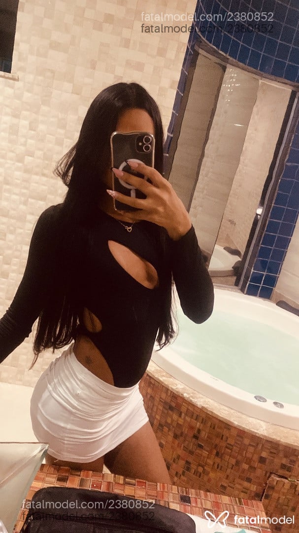 Acompanhante mulher trans morena (o) de olhos pretos - Kimberly Santos