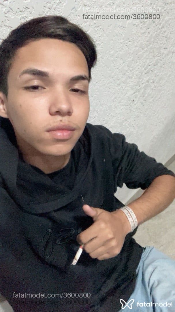 Acompanhante homem com cabelo castanho de olhos castanhos - Jhoni