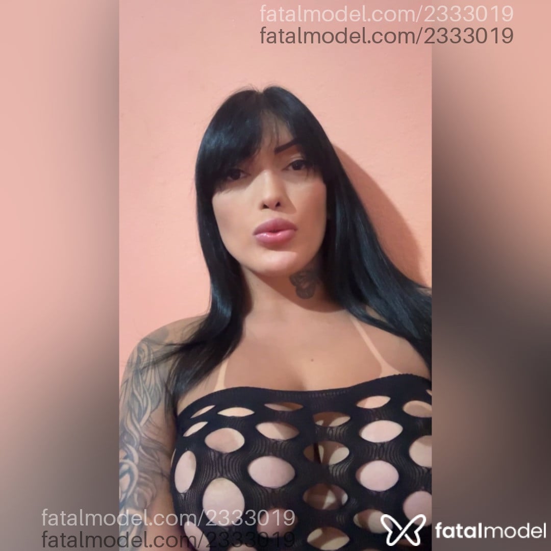 Acompanhante mulher trans morena (o) de olhos pretos - Lia Holanda