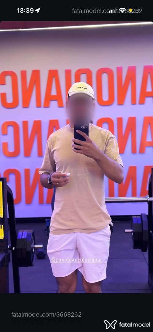 Acompanhante homem com cabelo castanho de olhos pretos - Vitor
