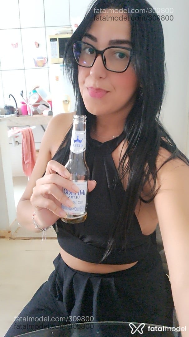 Acompanhante mulher trans morena (o) de olhos castanhos - Clara