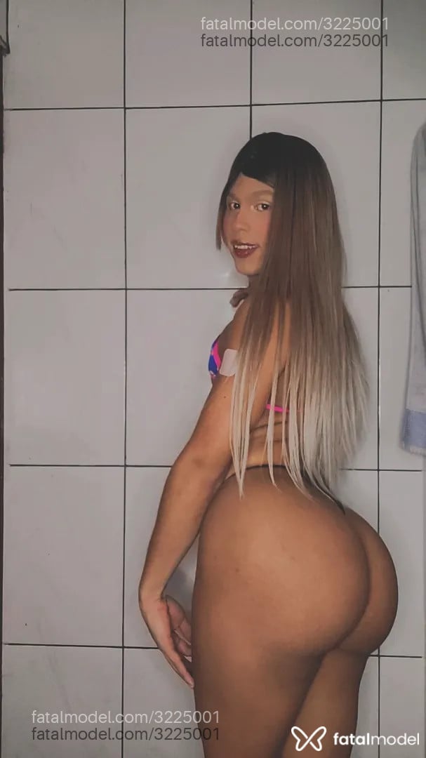 Acompanhante mulher trans loira (o) de olhos castanhos - Mikaelly