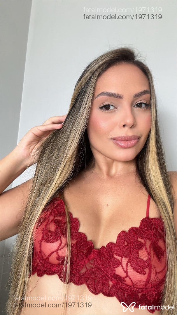Acompanhante mulher loira (o) de olhos castanhos - Larissa