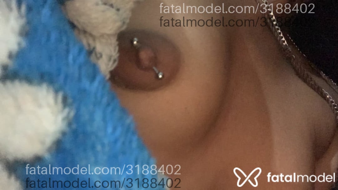 Acompanhante mulher trans com cabelo castanho de olhos castanhos - Saara