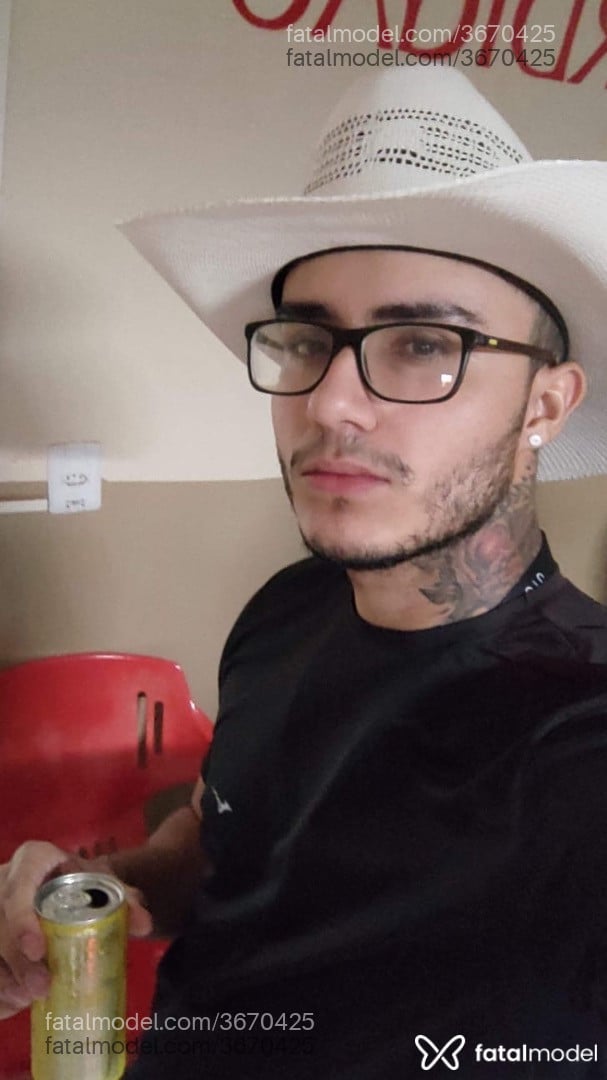 Acompanhante homem com cabelo castanho de olhos castanhos - Santana