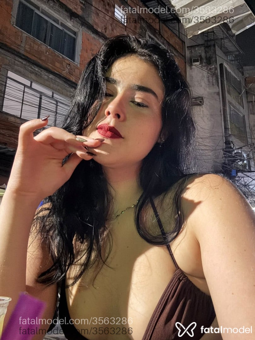 Acompanhante mulher morena (o) de olhos castanhos - Thalia Valete