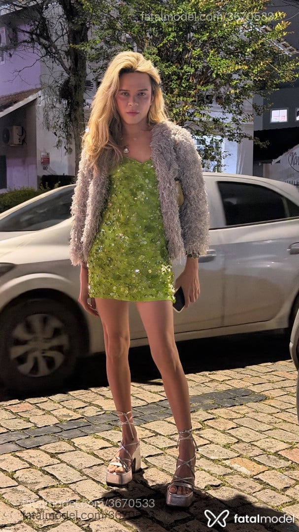 Acompanhante mulher trans loira (o) de olhos castanhos - Freja