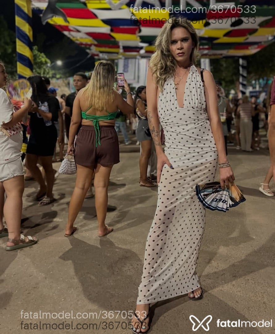 Acompanhante mulher trans loira (o) de olhos castanhos - Freja