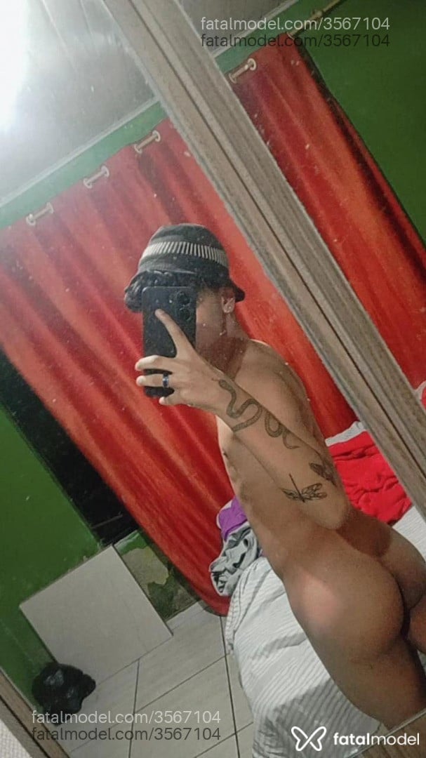 Acompanhante homem com cabelo colorido de olhos pretos - Bebezin