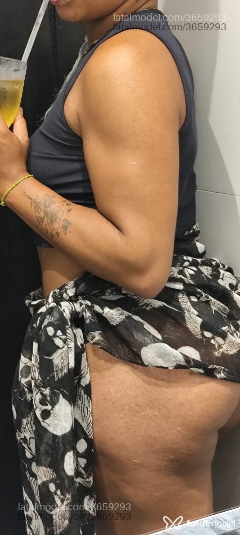 Acompanhante mulher com cabelo castanho de olhos pretos - Gal