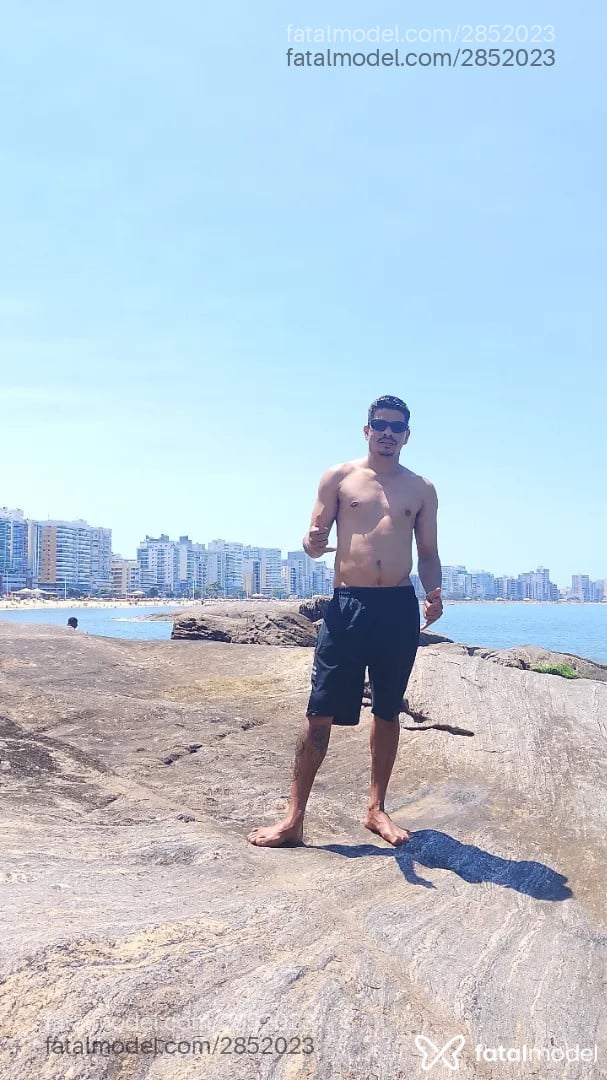 Acompanhante homem com cabelo grisalho de olhos castanhos - Júnin