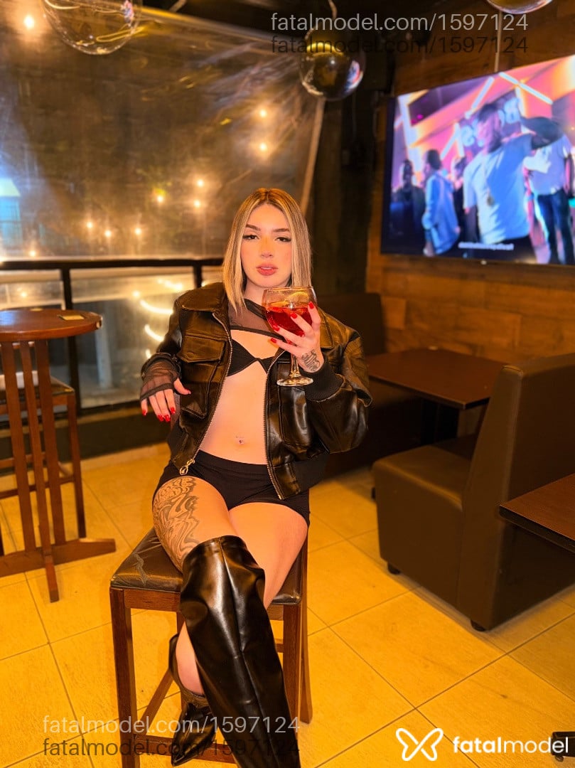 Acompanhante mulher loira (o) de olhos castanhos - Laura