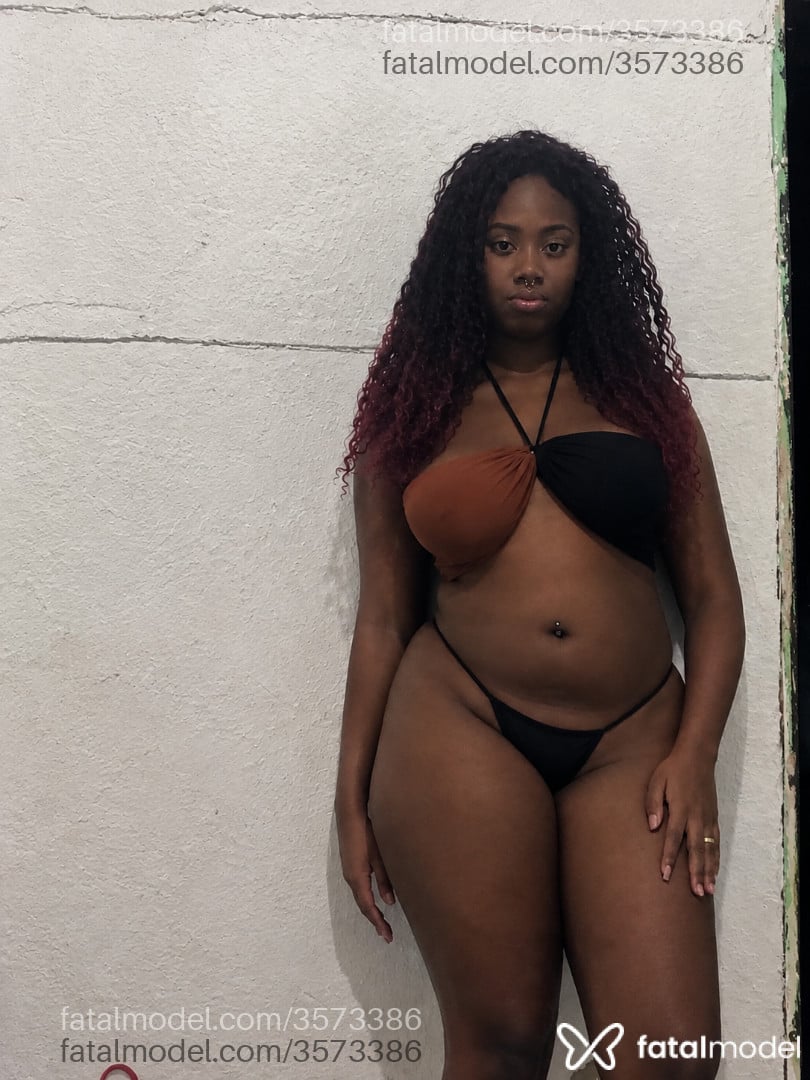Acompanhante mulher com cabelo castanho de olhos pretos - Mellzinha