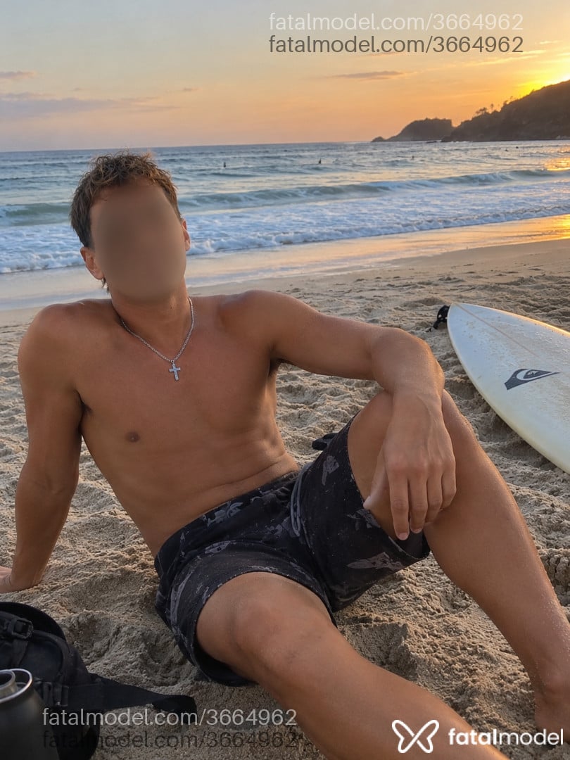 Acompanhante homem com cabelo castanho de olhos pretos - Lucas
