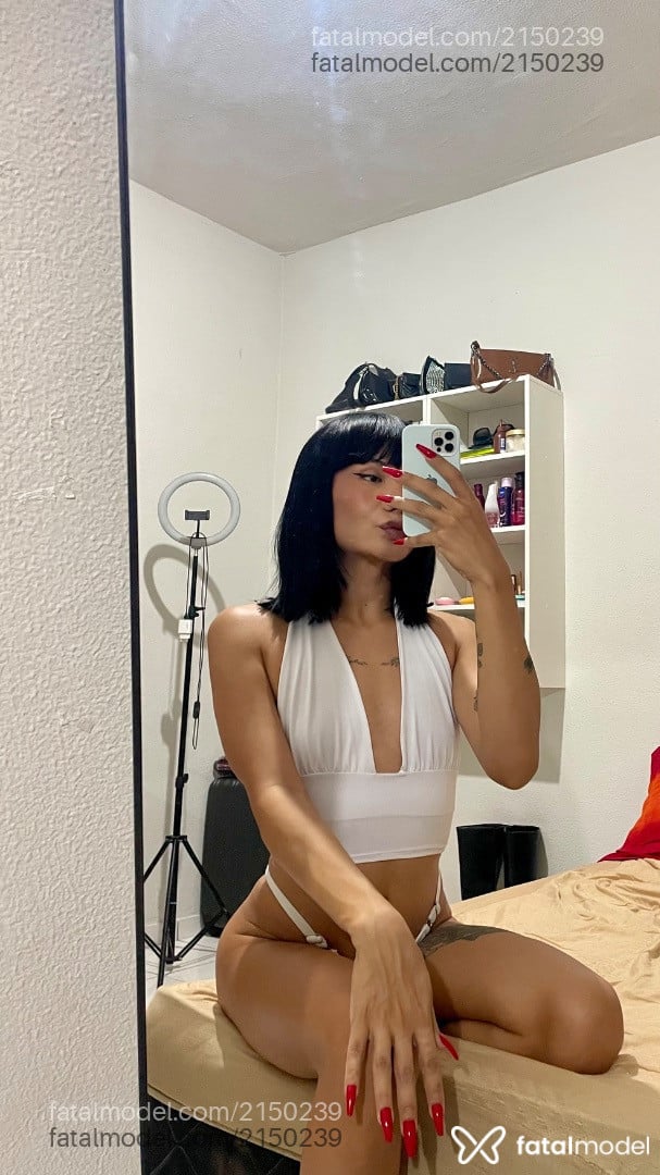 Acompanhante mulher trans ruiva (o) de olhos pretos - Yumi Sofia