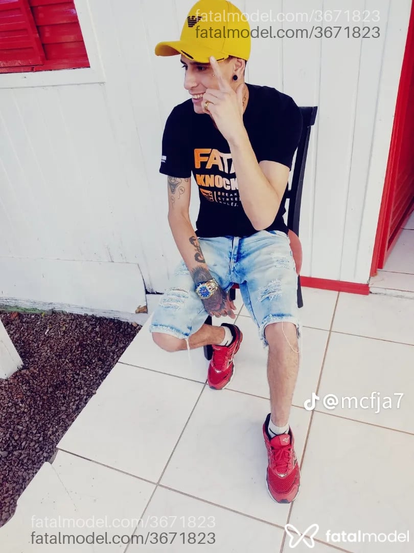 Acompanhante homem com cabelo castanho de olhos castanhos - Gangster