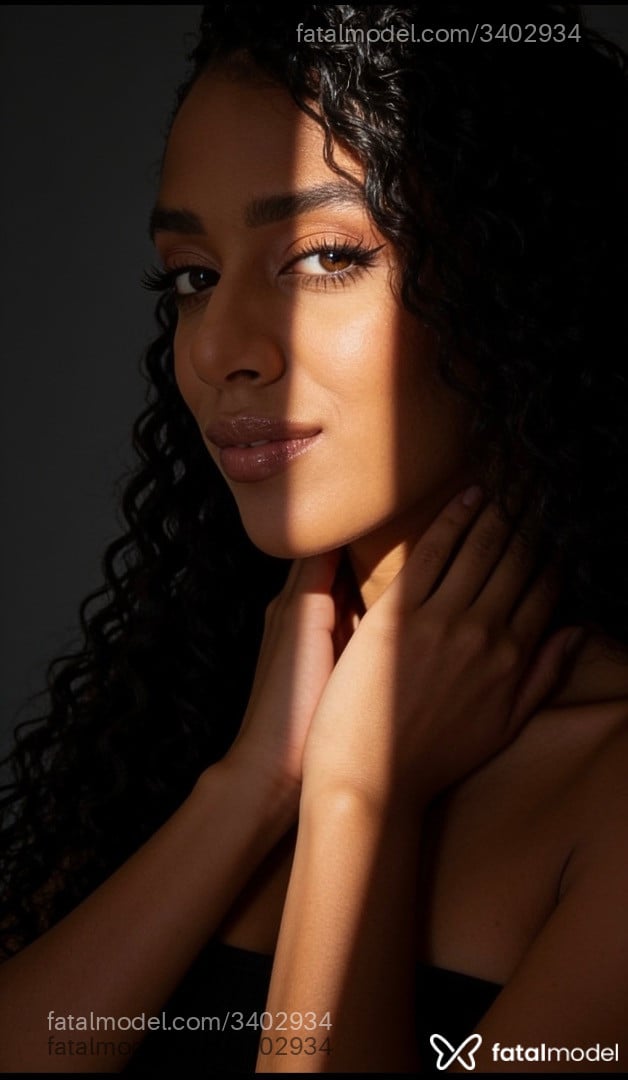 Acompanhante mulher morena (o) de olhos pretos - Agnes Luz
