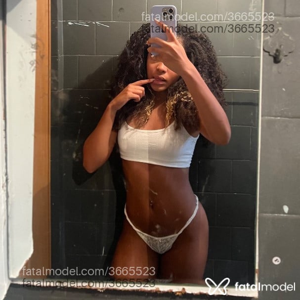Acompanhante mulher morena (o) de olhos pretos - Larissa