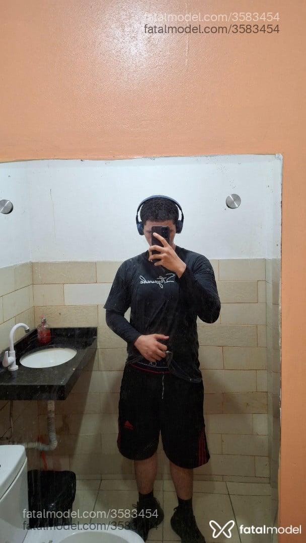 Acompanhante homem com cabelo castanho de olhos pretos - Diego