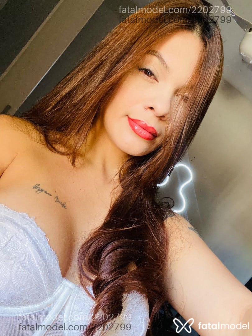Acompanhante mulher trans com cabelo castanho de olhos castanhos - Clarinhaa