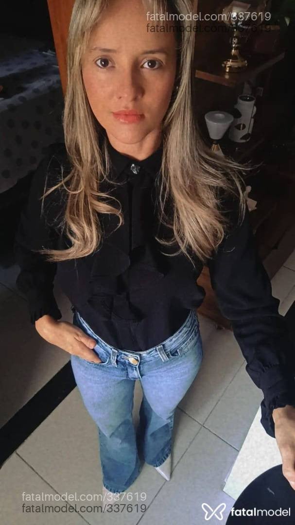 Acompanhante mulher loira (o) de olhos castanhos - Ana Brandão