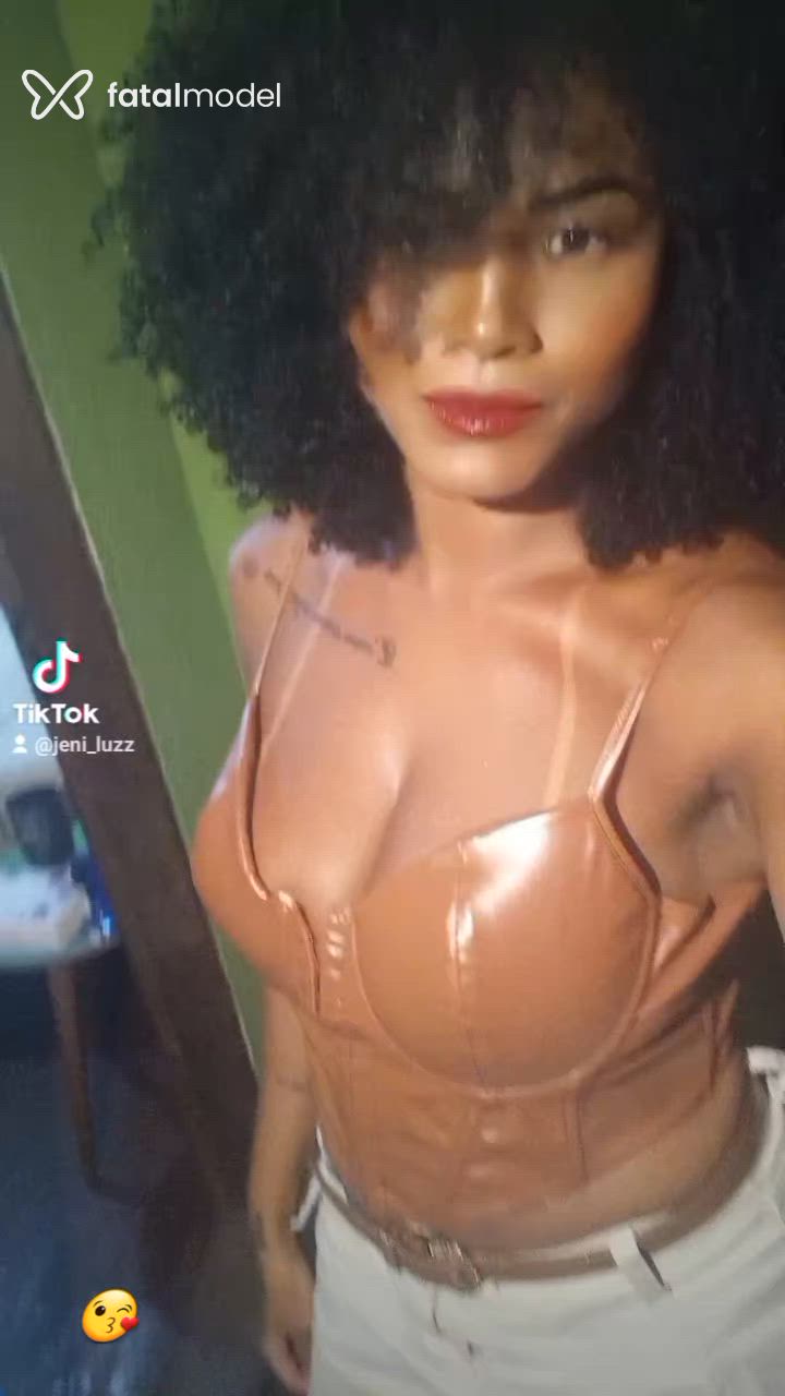 Acompanhante mulher com cabelo castanho de olhos pretos - Safira Mello