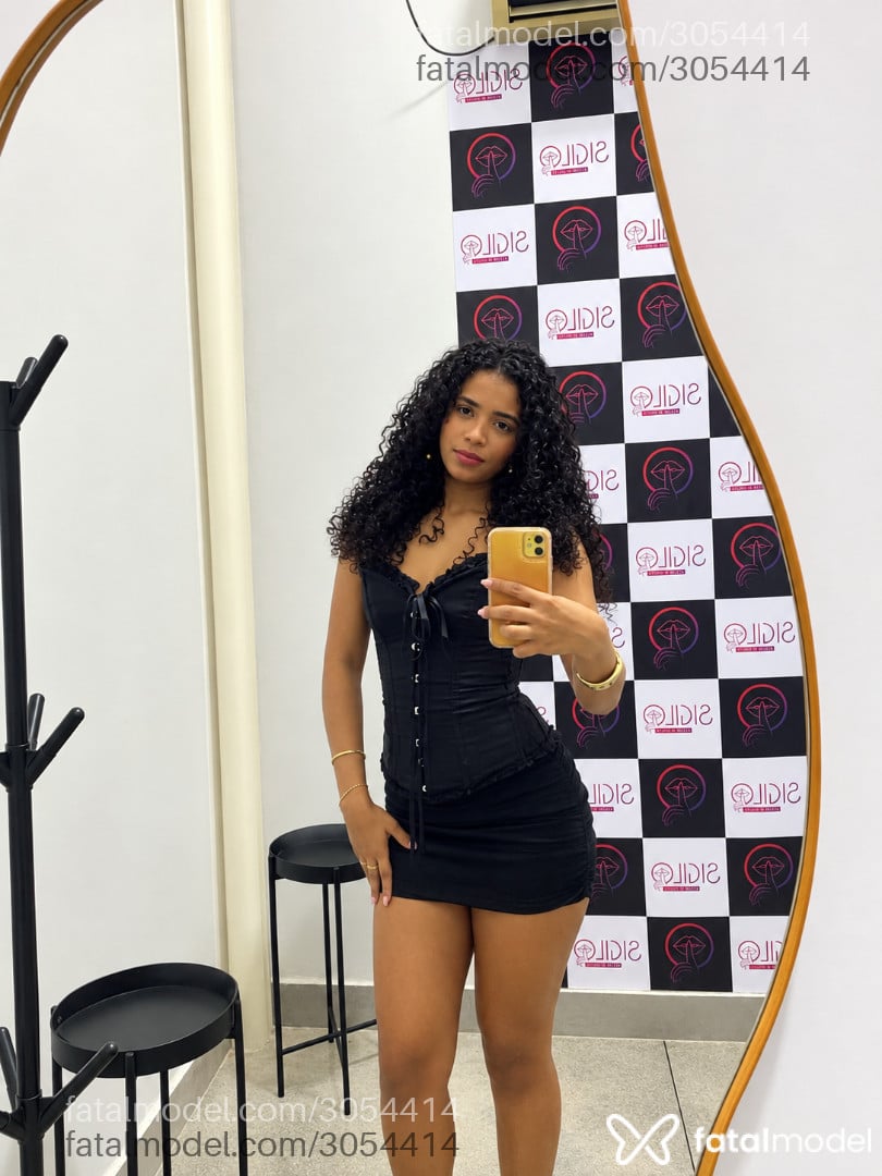 Acompanhante mulher morena (o) de olhos pretos - Yasmim Martins