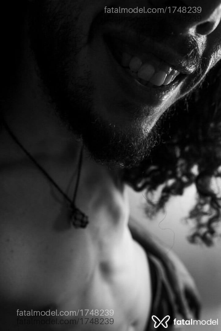Acompanhante homem com cabelo castanho de olhos azuis - Skinner