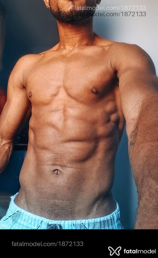 Acompanhante homem morena (o) de olhos castanhos - Rareblack