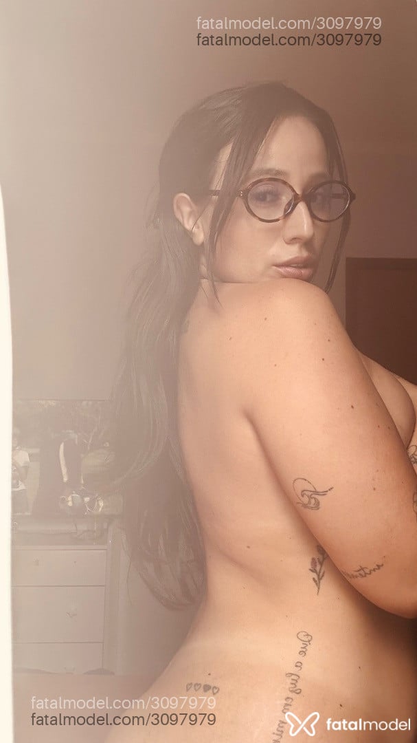 Acompanhante mulher com cabelo castanho de olhos castanhos - Morena
