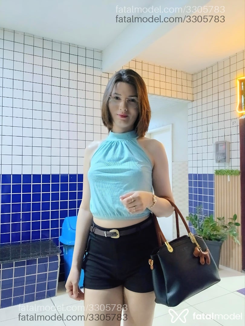 Acompanhante mulher trans com cabelo castanho de olhos mel - Alana Bittencourt