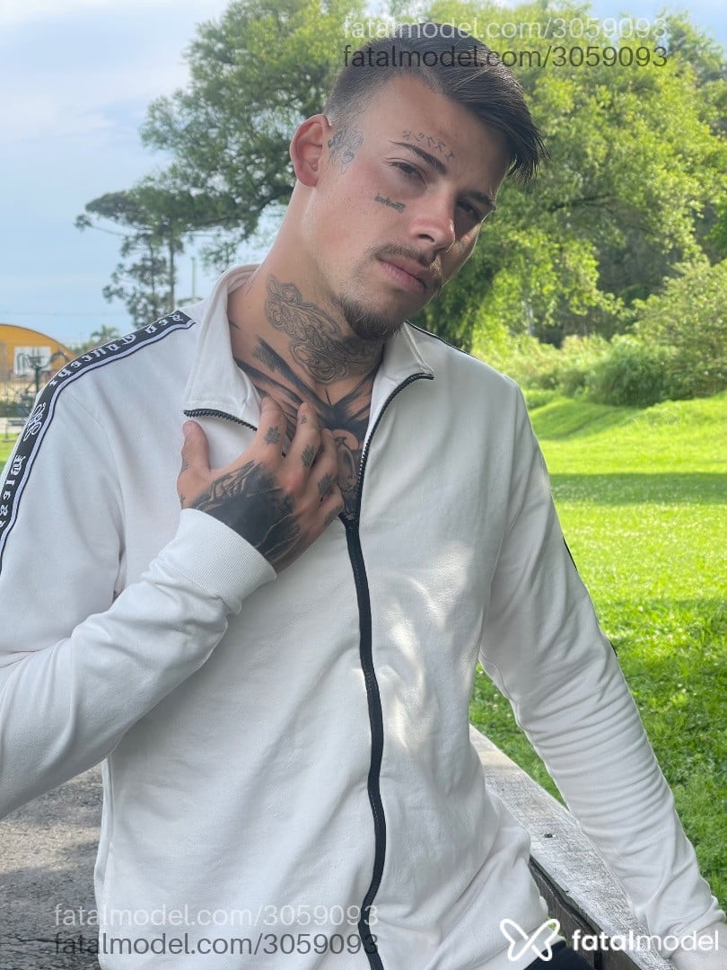 Acompanhante homem loira (o) de olhos verdes - Tatuadodotado