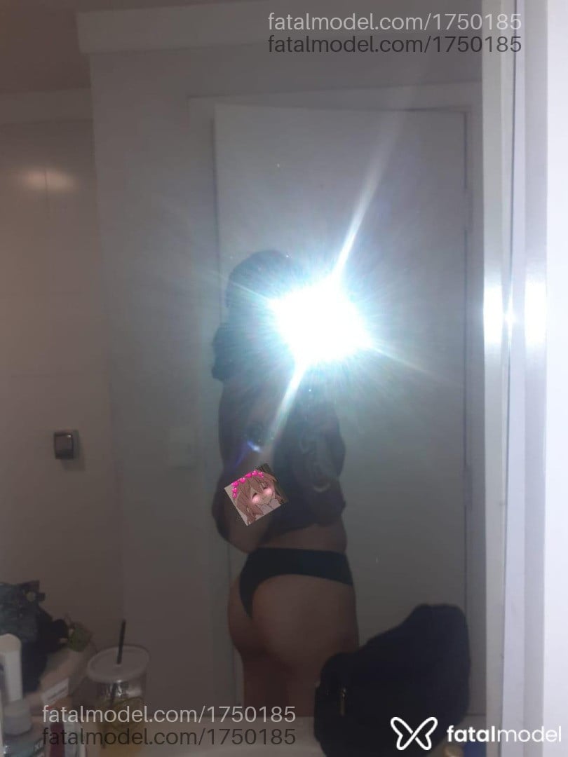 Acompanhante mulher trans com cabelo castanho de olhos castanhos - Alice Jusuy