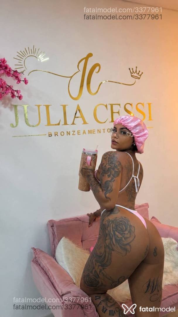 Acompanhante mulher morena (o) de olhos verdes - Dessa Delle
