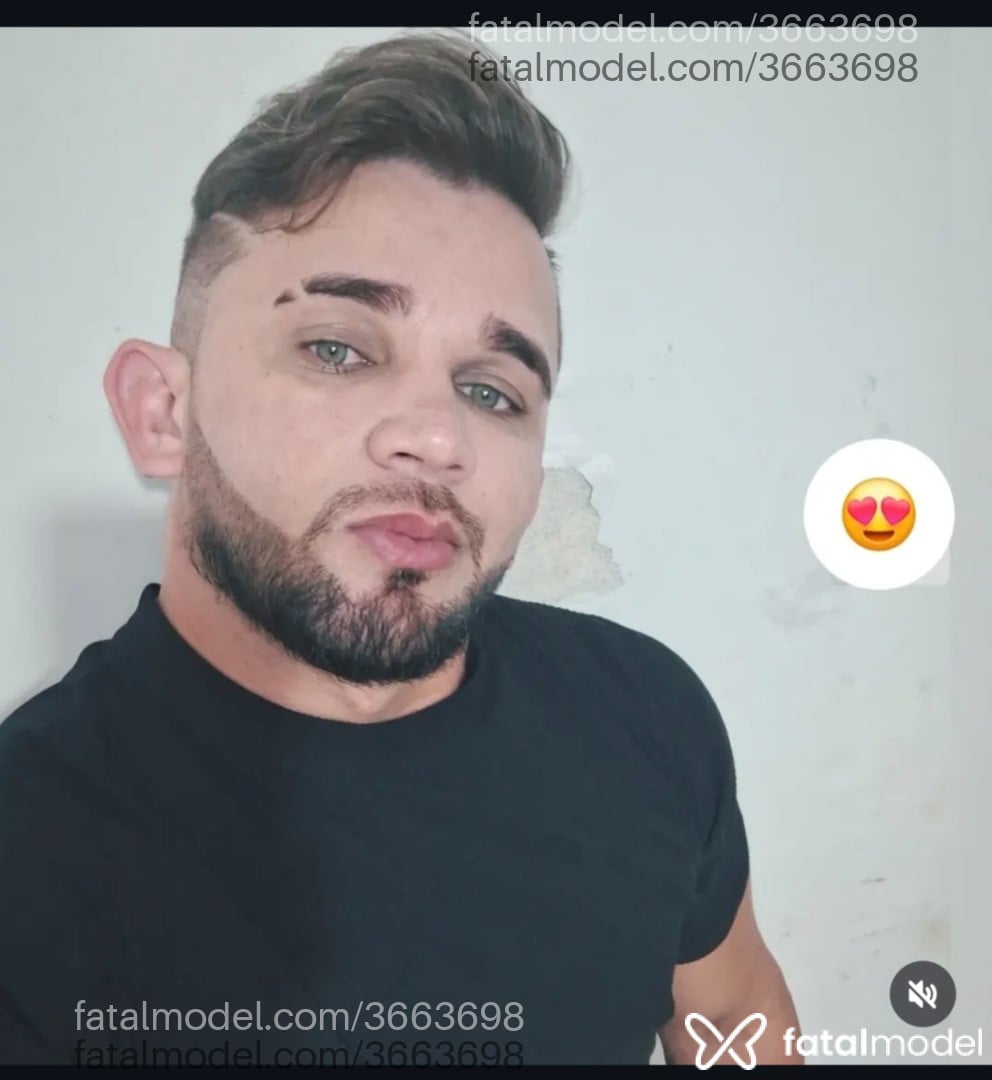 Acompanhante homem com cabelo castanho de olhos verdes - Gilber