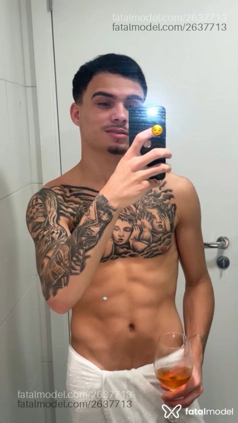 Acompanhante homem com cabelo castanho de olhos castanhos - Thyerres