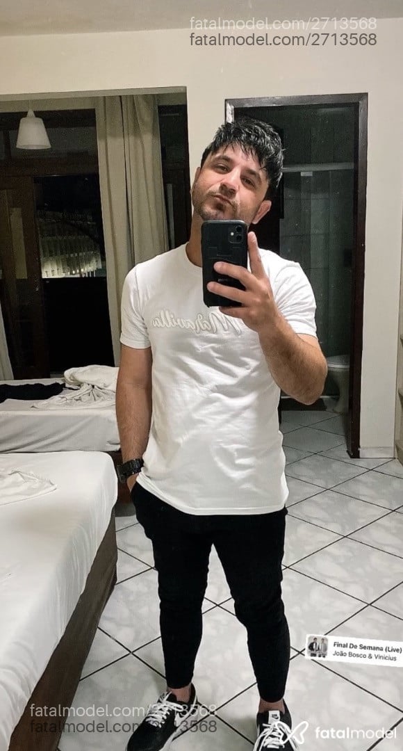 Acompanhante homem com cabelo castanho de olhos castanhos - Lucas