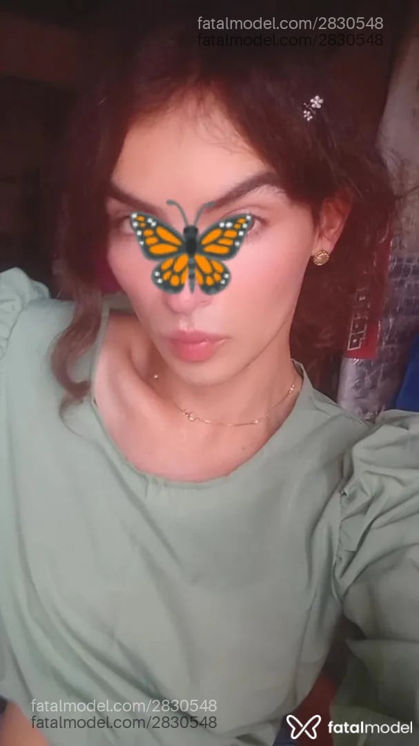 Acompanhante mulher trans com cabelo castanho de olhos castanhos - Manu